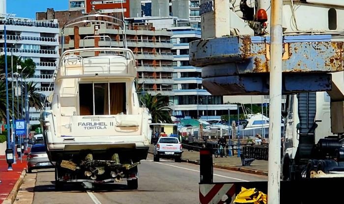Elevación de yate en costanera con grúa Rosano, servicio de izaje de embarcaciones