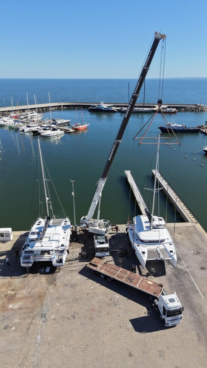 Grúa móvil Rosano realizando izaje de catamaranes en marina deportiva de Punta del Este, Uruguay