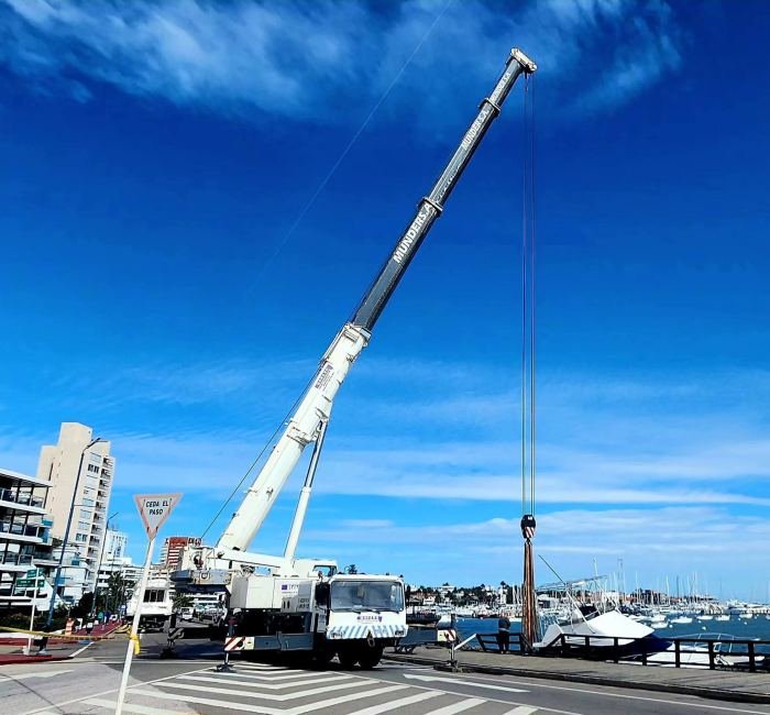 Grúa Rosano con pluma extendida en costanera de Punta del Este, Uruguay