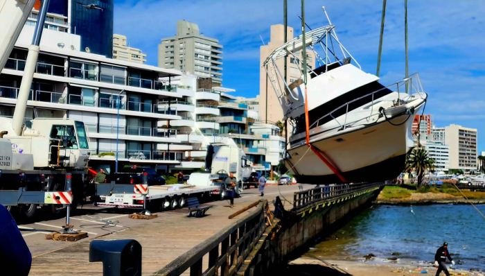 Izaje de yate a motor sobre muelle en Punta del Este, Grúas Rosano Uruguay