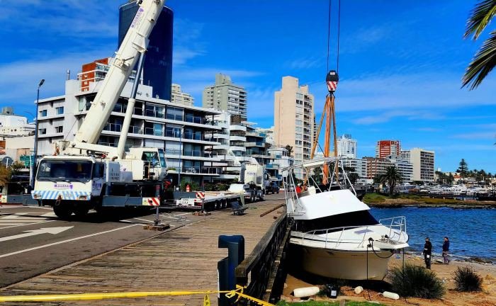 Yate siendo izado por grúa Rosano en muelle portuario de Punta del Este