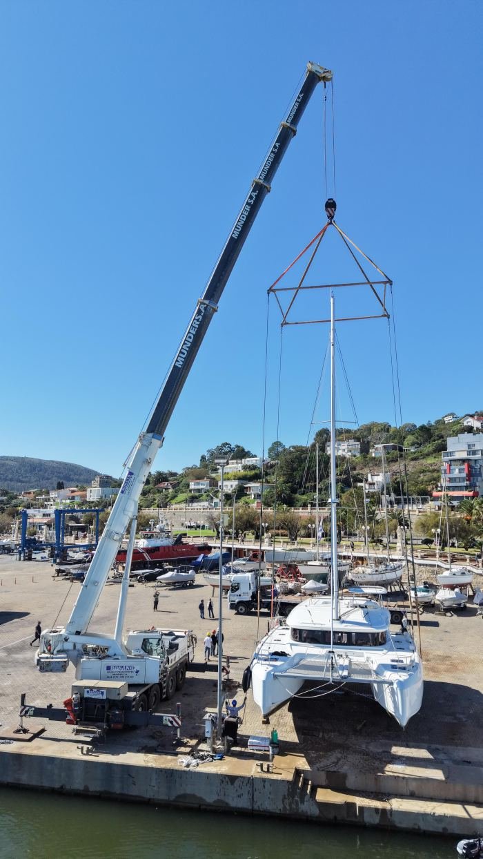 Catamarán izado con spreader de 4 puntos, servicio portuario Grúas Rosano Uruguay