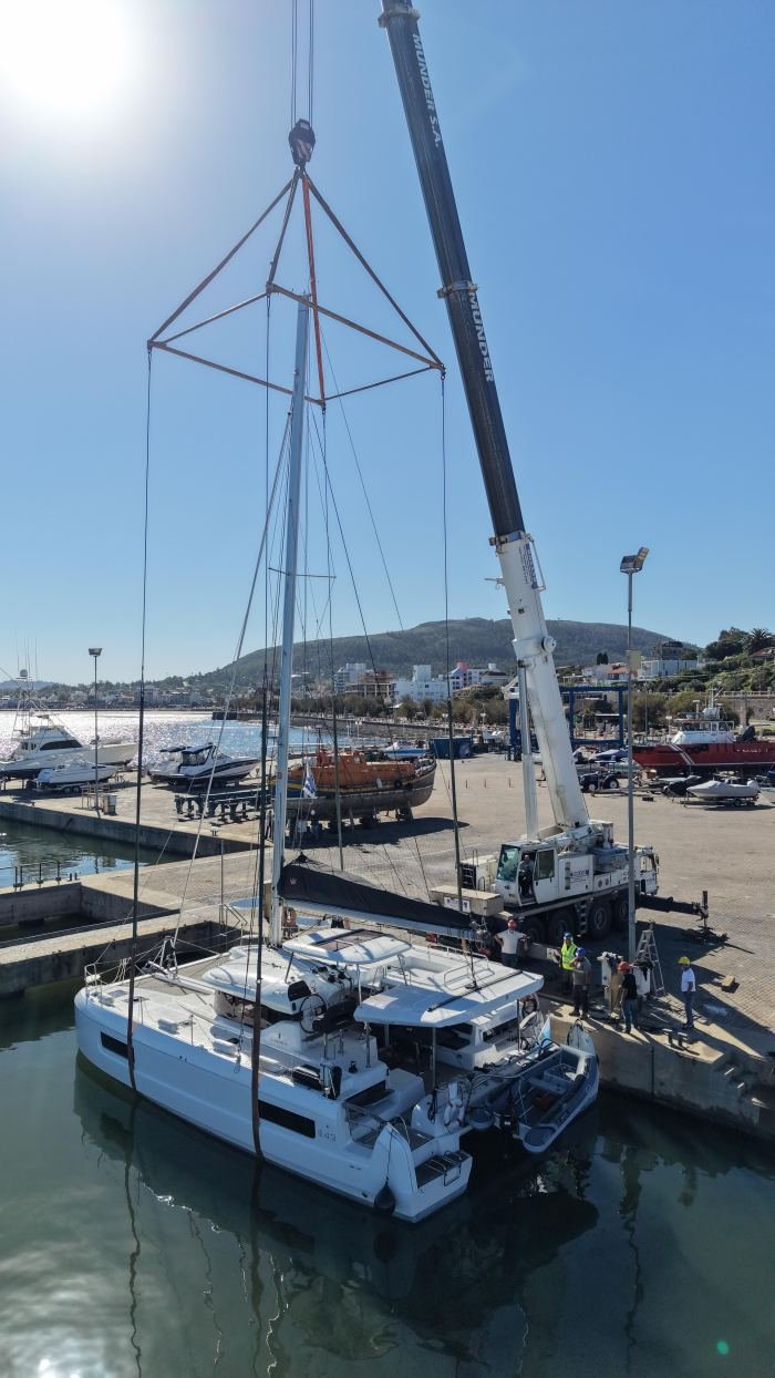 Montaje de mástil en velero con grúa y spreader Rosano, servicio portuario Uruguay