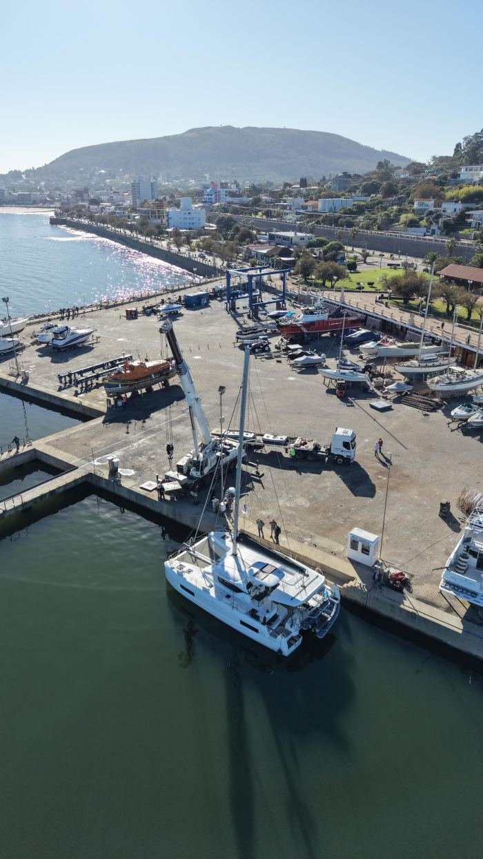 Vista aérea de servicio de grúa en puerto deportivo de Punta del Este, Grúas Rosano